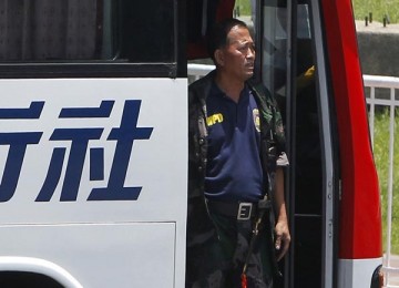 Tersangka pembajak dengan bus yang dibajaknya