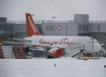 Tertutup salju, sebuah pesawat parkir di landasan Bandara Gatwick yang telah ditutup untuk semua penerbangan