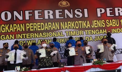 Terungkapnya kasus penyelundupan sabu sebanyak 1,196 ton atau senilai Rp 1,43 triliun di Pangandaran, Jawa Barat membuat geram banyak kalangan. Para pelaku pun harus dihukum berat untuk menimbulkan efek jera.  