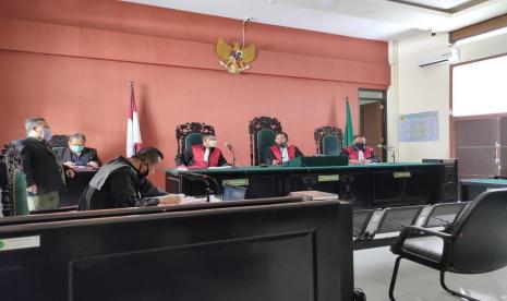 Terus gencar melakukan penindakan terhadap pengedar maupun distributor rokok ilegal, Bea Cukai Banyuwangi menangkap pelaku yang menyimpan ribuan bungkus rokok ilegal yang kemudian dijatuhi hukuman penjara dan denda.