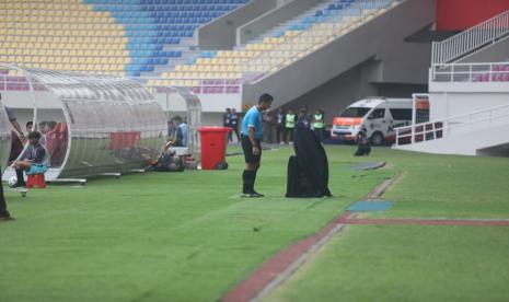 Tes VAR di final EPA U-20 Liga 1 2023/2024 antara Persis Solo melawan Persita Tangerang di Stadion Manahan, Solo, Kamis (7/4/2024).