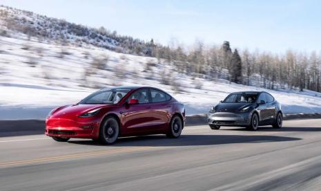 Tesla Model 3 dan Model Y. Tesla Inc menaikkan harga hingga 290 dolar AS (sekitar Rp 4,3 juta) di Kanada, China, Jepang, dan Amerika Serikat setelah memangkas harga kendaraan terlarisnya sejak awal tahun. 