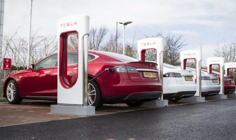 Tesla Supercharger seringkali dijadikan lahan parkir.