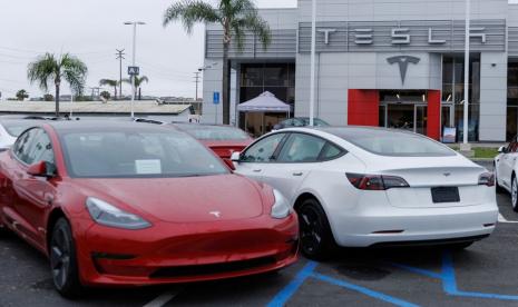 Tesla telah mulai mengirimkan Model 3 dan Model Y buatan China ke Kanada. Kendaraan Tesla Model 3 ditampilkan untuk dijual di fasilitas Tesla di Long Beach, California, AS, 22 Mei 2023. 