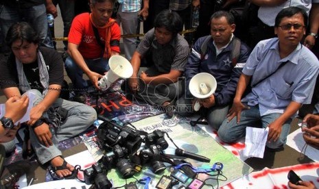  Solidaritas Wartawan Jakarta melakukan aksi keprihatinan di depan gedung Kemenkopolhukam, Jakarta, Rabu (17/10).  (Yasin Habibi)