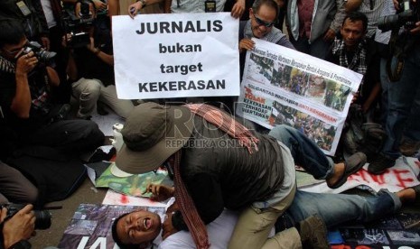  Solidaritas Wartawan Jakarta melakukan aksi keprihatinan di depan gedung Kemenkopolhukam, Jakarta, Rabu (17/10).  (Yasin Habibi)