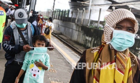  Penumpang menggunakan masker di Stasiun Tanah Abang (ilustrasi).