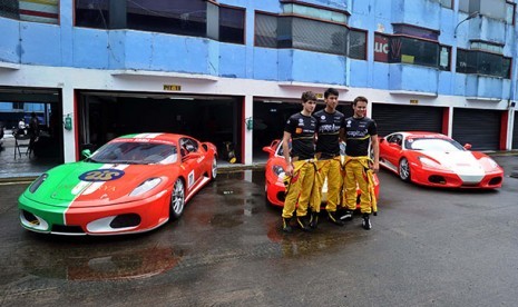 Test Drive (dari kiri) Pembalap F3 Italia Antonio Blomquist (depan),Sean Gelael (Indonesia) dan Tom Blomquist (inggris). berfoto bersama sebelum sesi percobaan mobil Ferrari F430 di Sirkuit Sentul, Bogor, Jawa Barat, Selasa (28/1).