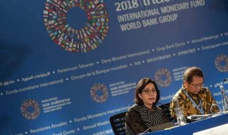 Tetang Pertemuan Tahunan IMF - Bank Dunia. Menkeu Sri Mulyani (kiri) menyampaikan keterangan pers tentang Pertemuan Tahunan IMF - Bank Dunia di Nusa Dua, Bali, Senin (8/10). Pertemuan Tahunan IMF-World Bank Group 2018 yang diikuti oleh 189 negara peserta. Pada peremuan yang diadakan hingga hingga Ahad (14/10), jumlah peserta jauh melebihi target dari 22 ribu menjadi 34 ribu.