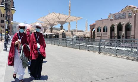 Cara Baru Masjid Nabawi Sambut Jamaah Haji. Foto:   Tetap bermasker: Jamaah haji Indonesia gelombang 1 usai menunaikan ibadah sholat Zuhur berjamaah di Masjid Nabawi, Selasa (14/6). Jamaah tetap mengenakan masker demi mencegah penularan virus Covid-19 meski  tidak ada kewajiban dari pihak Arab Saudi untuk bermasker selama menjalankan ibadah.