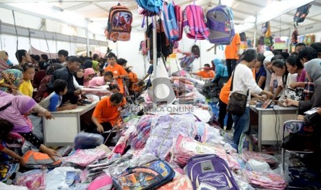 Tetap Dipadati Pengunjung. Pengunjung berburu keperluan sekolah di JakBook Fair 2015, Parkir Timur Senayan, Jakarta, Selasa (28/7).