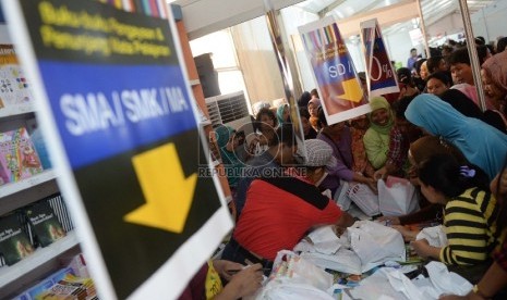 Tetap Dipadati Pengunjung. Pengunjung berburu keperluan sekolah di JakBook Fair 2015, Parkir Timur Senayan, Jakarta, Selasa (28/7).