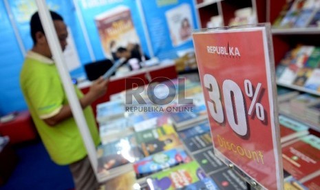 Tetap Dipadati Pengunjung. Pengunjung berburu keperluan sekolah di JakBook Fair 2015, Parkir Timur Senayan, Jakarta, Selasa (28/7).