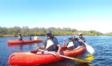  Tetua Aborijin menunjukkan Cagar Gumma kepada pelaku maritim Indonesia di Pesisir Utara Tengah, New South Wales. 