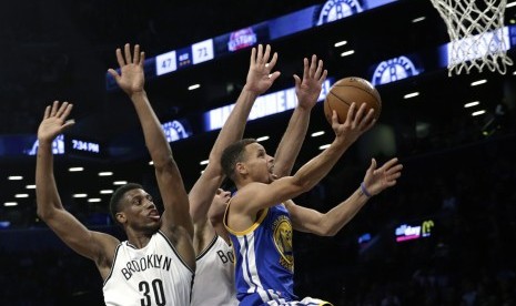 Thaddeus Young (kiri) 