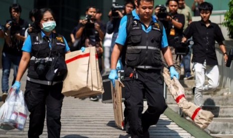 Thai forensic experts carry evidence as they leaves from a site of bomb blast at the Phramongkutklao Hospital, in Bangkok, Thailand, May 22, 2017. 