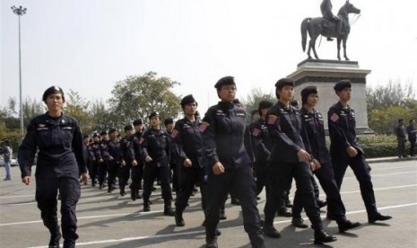 Thai police officers gather at the Royal Plaza near the Government House in Bangkok December 30, 2013.