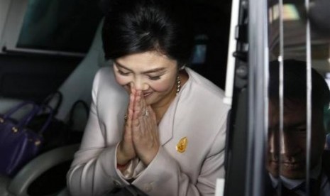 Thai Prime Minister Yingluck Shinawatra bids farewell after a news conference at The Army Club in Bangkok December 10, 2013. 