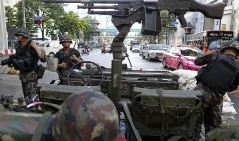 Thai soldiers take their positions in the middle of a main intersection in Bangkok's shopping district May 20, 2014.