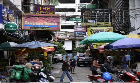 Thailand memberlakukan karantina menyusul kenaikan kasus Covid-19 di Bangkok dan sejumlah kawasan lain mulai 12 Juli 2021. Pembatasan kegiatan tersebut berlaku selama dua pekan.