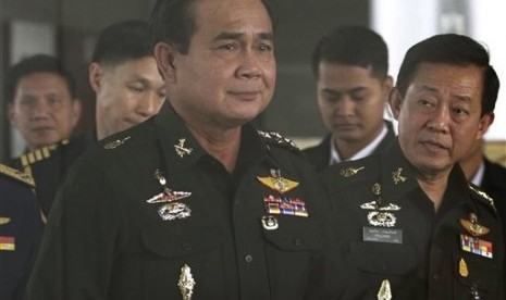 Thailand's Army commander Gen. Prayuth Chan-ocha, left, arrives at the Royal Thai Army Club in Bangkok, Thailand, Friday, June 13, 2014. 