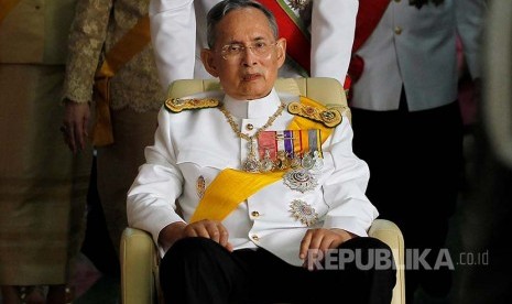 Raja Thailand Bhumibol Adulyadej saat pulang ke istananya di Bangkok seusai bertolak dari RS Siriraj Grand pada 5 December 2011 (REUTERS/Damir Sagolj)