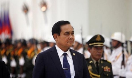 Thailand's Prime Minister Prayuth Chan-ocha inspects the honour guard before a meeting at the Prime Minister's office in Phnom Penh October 30, 2014.