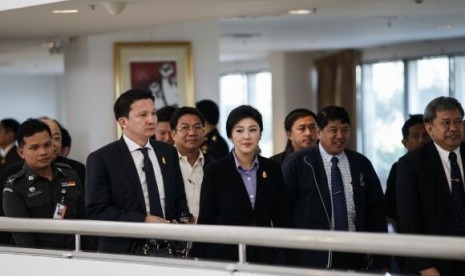 Thailand's Prime Minister Yingluck Shinawatra (center) leaves the Government Complex after a meeting with the Election Commission in Bangkok December 20, 2013.