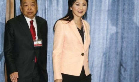 Thailand's Prime Minister Yingluck Shinawatra (right) and Deputy Prime Minister Surapong Tovichakchaikul arrive before a meeting with the Election Commission at the Royal Thai Air Force Academy in Bangkok April 30, 2014.