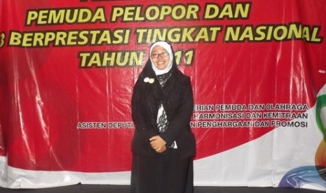   Thantien Hidayati saat menerima penghargaan Pemuda Pelopor Nasional dari Menpora pada 2011 lalu.