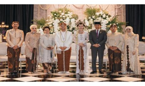 Thariq Halilintar dan Aaliyah Massadi foto bersama orang tua serta Presiden Joko Widodo dan Ibu Iriana.