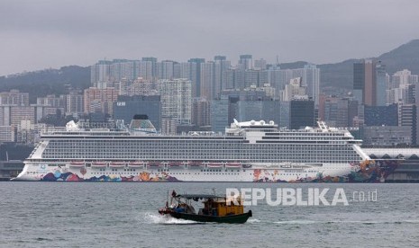 188 WNI ABK Kapal World Dream diobservasi di Pulau Kosong. Foto: The 151,000-tonne World Dream cruise liner, owned by Genting Hong Kong Limited, is docked at the Kai Tak Cruise Terminal in Hong Kong, China, 05 February 2020. Genting announced that three passengers on a recent World Dream cruise had developed coronavirus symptoms following a cruise between 19 and 24 January 2020.