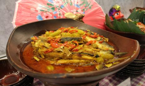 THE 1O1 Jakarta Sedayu Darmawangsa hadirkan Buffet Betawi untuk makan siang dan malam.