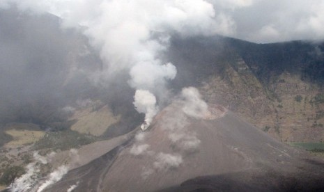 The activities at the crater of Mount Barujari in Lombok, East Nusa Tenggara.