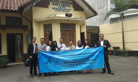 The Amaroossa Hotel Bandung memberikan bantuan kepada anak-anak di Panti Asuhan ‘Bayi Sehat’ Muhammadiyah Bandung, belum lama ini.