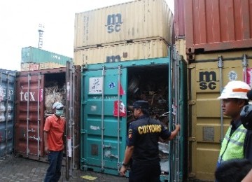 The authority unloads containers contain hazardous substance in Tanjung Priok, Jakarta.