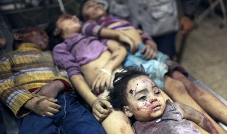 The bodies of four Palestinian sibling children of the al-Dalo family, who were killed in an Israeli air strike, lie on a hospital morgue in Gaza City November 18, 2012.