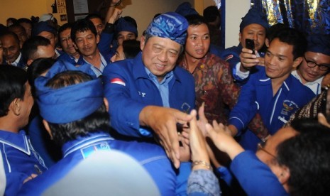 The cadres of Democratic Party choose Susilo Bambang Yudhoyono (center) in acclamation as their new general chairman in an extraordinary meeting in Denpasar, Bali, on March 30. 