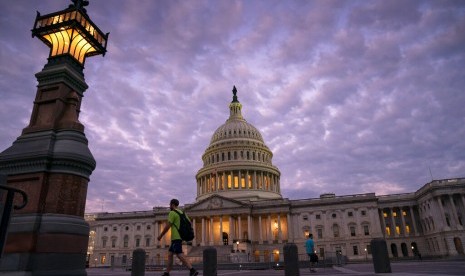 The Capitol di Washington saat senja, Kamis (3/10). The Capitol merupakan gedung Kongres AS. 