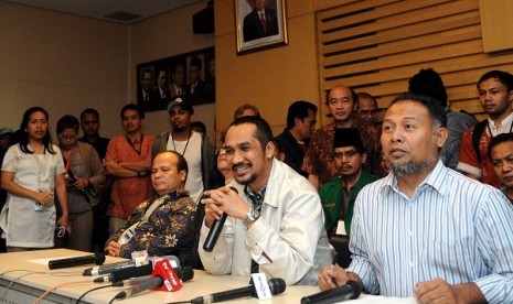 The chairman of Indonesian Corruption Eradication Commission or KPK, Abraham Samad (center) holds a press conference during the standoff when some police officers try to arrest one of KPK investigator in Jakarta on early Saturday. KPK accuses the attempt i