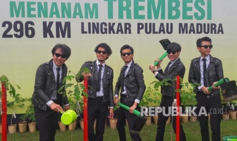 The Changcuters dalam acara Djarum Trees for Life - Menanam Trembesi 296 KM Lingkar Pulau Madura di Alun-Alun Bangkalan, Jawa Timur.