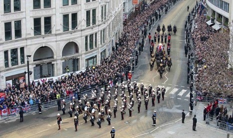 The coffin of former British prime minister Margaret Thatcher, draped in the Union Flag, is carried on a gun carriage drawn by the King's Troop Royal Artillery during her funeral procession in London April 17, 2013. 