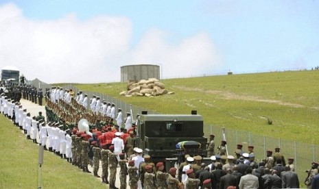 The coffin of South African former president Nelson Mandela is carried on a gun carriage for a traditional burial in after the funeral ceremony in Qunu December 15, 2013. 