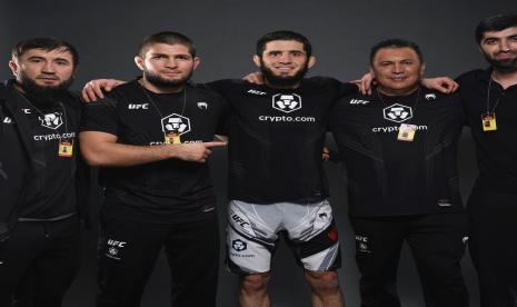 The Dagestan Warrios. Khabib dan Islam berada di tengah. Lalu pendiri American Kickboxing Academy Javier Mendez (kedua kanan). 