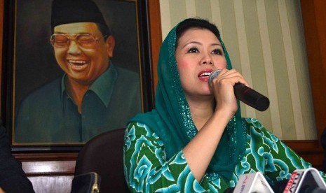 The daughter of 4th Indonesian President Abdurrahman Wahid, Yenny Wahid, explains in Jakarta on Tuesday that she will not join the ruling party, Democratic Party. 