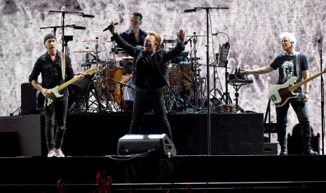 The Edge, Larry Mullen Jr, Bono dan Adam Clayton para personil band U2 saat konser di Australia.