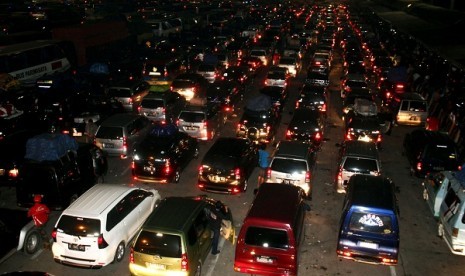 The file picture shows traffic congestion during homebound trip season in Merak port before Eid al Fitr. (file photo)