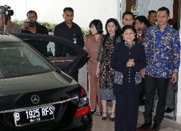 The First Lady, Ani Yudhoyono (2nd right) leaves the hospital on Sunday afternoon.