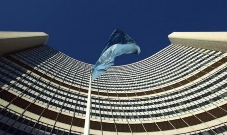 Bendera International Atomic Energy Agency (IAEA) di depan kantor pusatnya di Wina