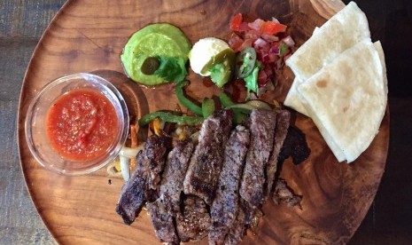 Fajitas di The Front Room. Restoran ini menawarkan hidangan Asia dan Western. 